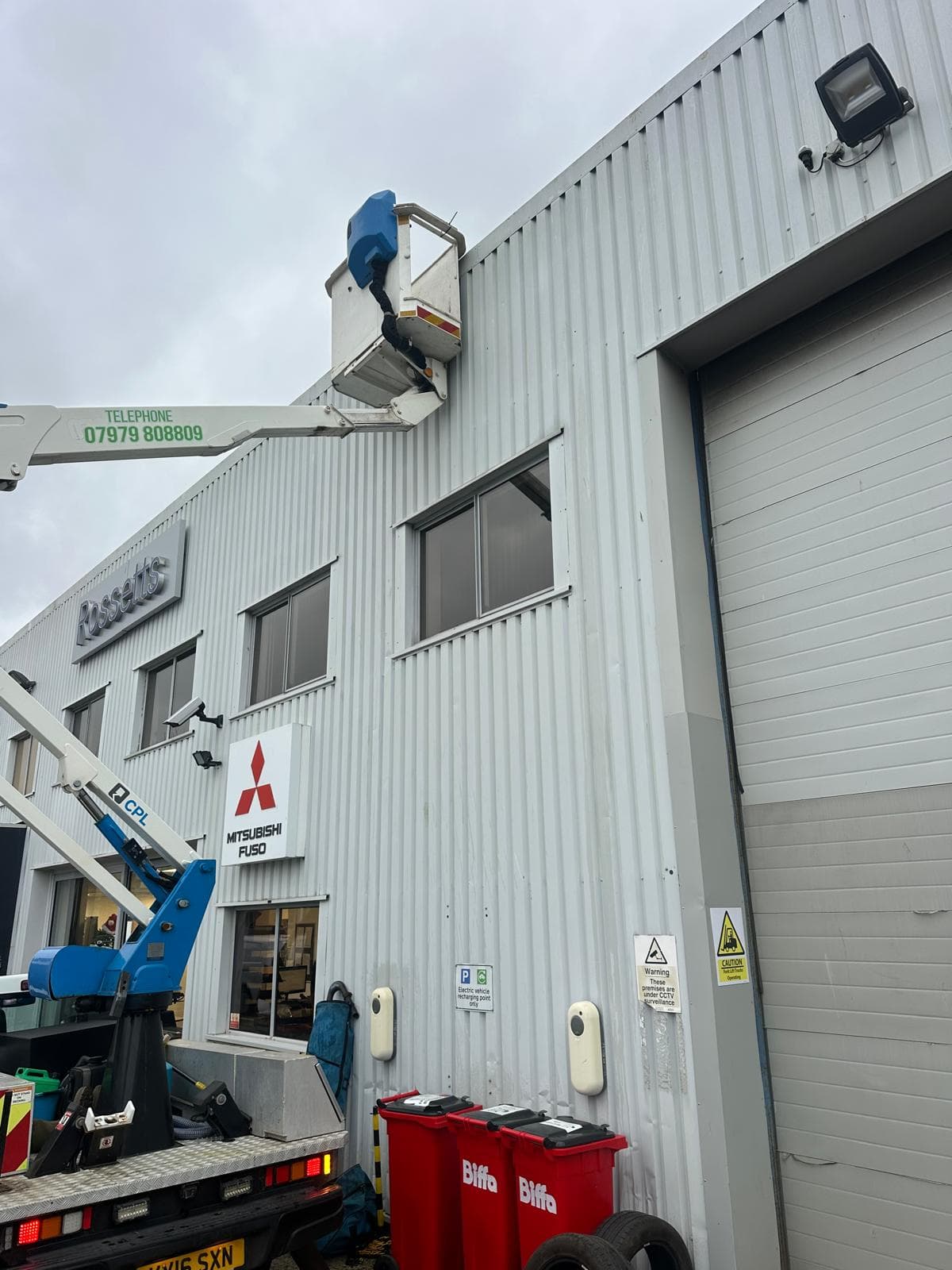 Commercial unit, cherry picker