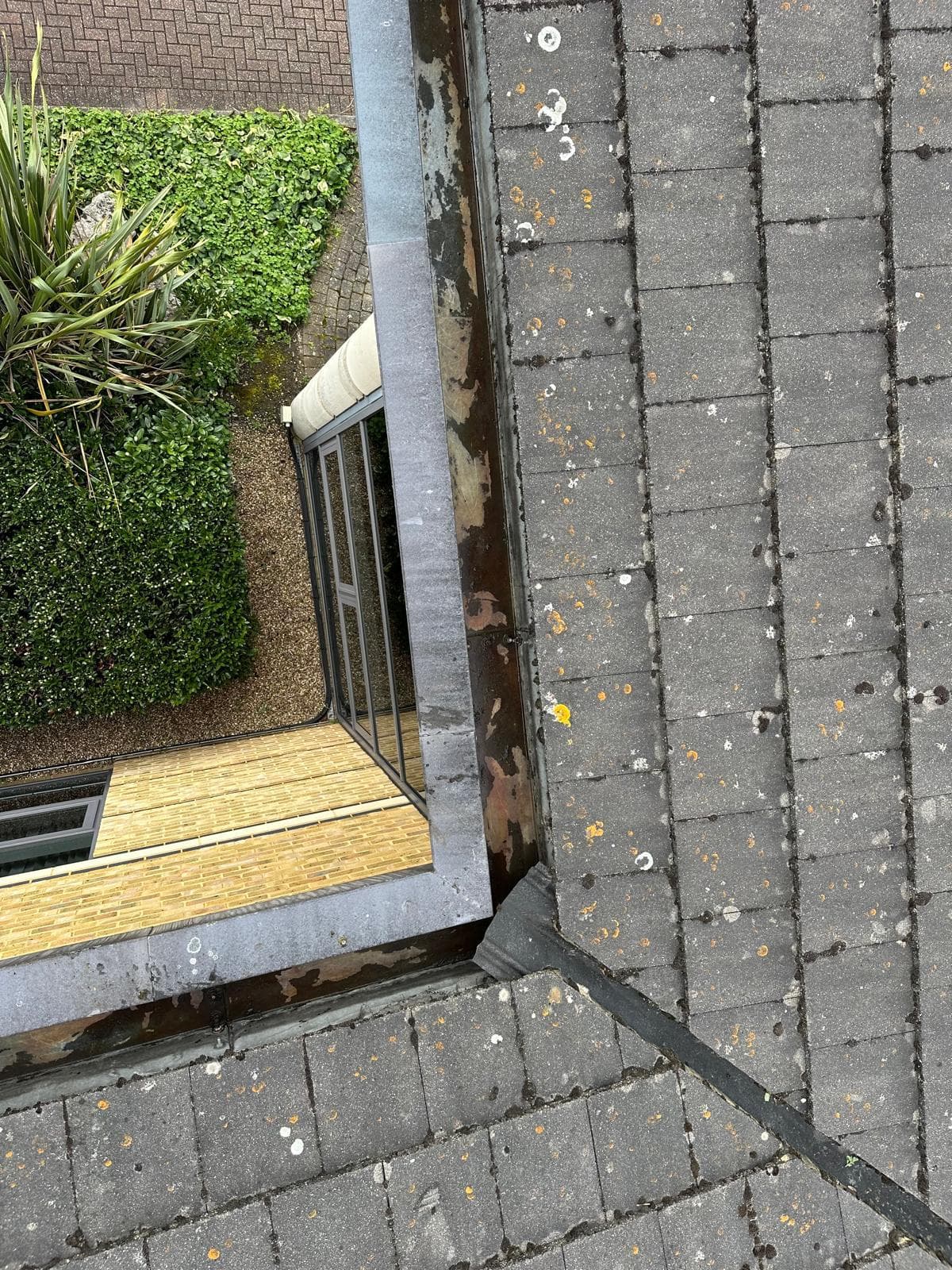 Gutter clean, awkward corner